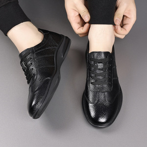 รองเท้าวิ่งหนังผู้ชายสีขาวสีดำแบบมีรูระบายอากาศแบบผูกเชือก รองเท้ากีฬาลำลองระบายอากาศได้ดี ใส่ได้ทุกฤดูกาล ทนทานต่อการสึกหรอ เหมาะสำหรับการเดินทาง - Product Image 2