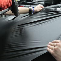 Enveloppe de vinyle de véhicule en PET noir mat de qualité supérieure, film de voiture amovible et flexible à dégagement d'air sans bulles pour l'extérieur et l'intérieur de l'automobile