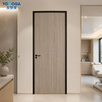 Porte en WPC avec finition noire, panneau en chêne clair pour les intérieurs modernes de chambres à coucher