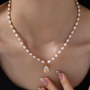 Collier pendentif en perle d'eau douce, forme irrégulière blanche, plaqué or 18 carats, acier inoxydable, bijoux pour femmes à porter au quotidien - Product Image 4