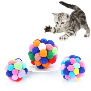 Mainan bola kucing keluaran baru 2023 bola kucing berbulu lembut warna-warni Mainan Gigit bermain interaktif untuk kucing dan anak kucing dalam ruangan