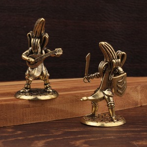 Figurine de guerrier banane en laiton avec guitare et bouclier, décoration de table pour la maison, ornement métallique fantaisie - Product Image 1