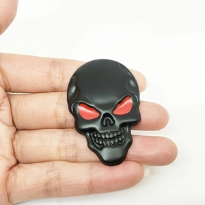2 Pezzi Adesivi 3D per Auto a Forma di Teschio Pirata, Emblema Posteriore Decorativo per Auto - Product Image 6