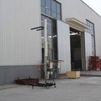 Plateforme élévatrice manuelle à mât unique en alliage d'aluminium avec treuil manuel et roulettes pour le chargement en entrepôt