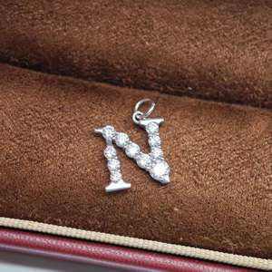 จี้ตัวอักษรเงินแท้ 925 รุ่นคลาสสิกจาก UM Jewelry สำหรับผู้หญิง เด็ก ของขวัญวันครบรอบ วันแต่งงาน และโอกาสพิเศษต่างๆ - Product Image 2