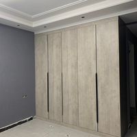Armoire avec poignées en MDF gris moderne, bois d'érable et verre, style transitionnel, pour chambre d'hôtel