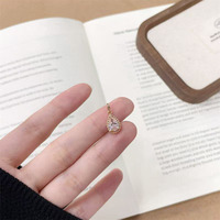Ciondolo in Oro 18K con Diamante Rosa Sintetico, Minimalista, alla Moda, Fresco e Versatile, a Goccia/Pera, con Catene Delicate e Charm Elegante