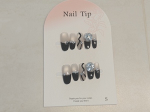 Ensemble de faux ongles minimalistes de luxe faits à la main, ongles amande français nude et noirs avec ligne ondulée dessinée à la main - Product Image 4