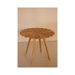 Elegante mesa auxiliar con detalles florales, fabricada con madera de teca de alta calidad, perfecta como mesa auxiliar para realzar el encanto de su sala de estar, con un acabado duradero. - Product Image 1