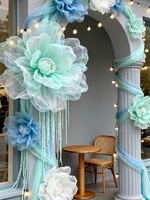 Installation d'art en soie géante personnalisée de luxe D310, faite à la main, pour la scène de mariage ou la scène de remise de diplôme, vitrine