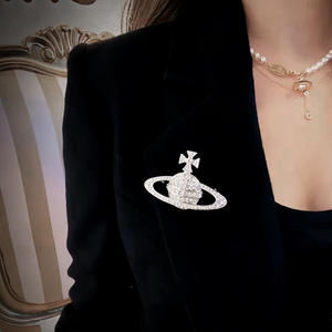 Western Queen's Vivienne Large <span class=keywords><strong>Saturn</strong></span>ブローチは、ハイエンドのデザインとエレガンスのセンスを醸し出しています。地球の惑星のブローチ - Product Image 4