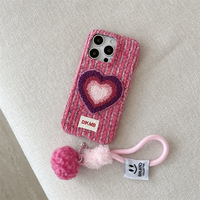 Coque de téléphone en peluche mignonne et moelleuse avec décorations cœurs colorés et dragonne élastique – Housse de protection adorable pour iPhone 17/15/14/13 Pro Max