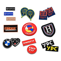 Étiquette en caoutchouc gaufrée écologique personnalisée en usine, patch PVC 3D souple pour vêtements, logo personnalisé, couleur personnalisée, taille personnalisée, marque YG, MOQ 500 pièces