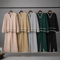 Ensemble deux pièces élégant en maille pour femme, idéal pour l'automne, le quotidien, le bureau ou la rue : pull col en V et pantalon large avec bordure contrastante