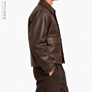 Chaqueta de cuero marrón para hombre, estilo vintage, con botones y costuras en contraste. - Product Image 3
