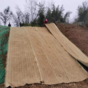 Couverture en fibre <span class=keywords><strong>de</strong></span> coco pour semis d'herbe, <span class=keywords><strong>tapis</strong></span> anti-érosion robuste pour les pentes autoroutières et la remédiation écologique - Product Image 1