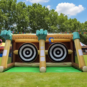Jeu de fléchettes gonflable commercial avec design de cabane en bois et mains vertes animées pour les fêtes foraines et les divertissements en plein air - Product Image 1