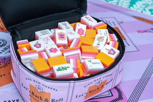 Juego de Mahjong Portátil Ecológico de Lujo en Naranja Vibrante, 160 Fichas Acrílicas Multicapa para Entretenimiento Familiar - Product Image 3