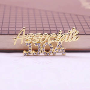 Spilla di Lusso Placcata Oro 18K Jack and Jill of America con Design Traforato Ispirazionale e Strass Incastonati - Product Image 6