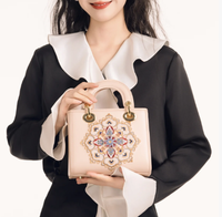 Sac à main structuré haut de gamme en cuir PU avec broderie et accents en cristal, idéal pour les expositions de luxe et les cérémonies de remise de prix, sac à main fait main