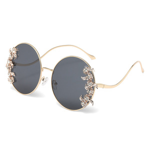 Lunettes de soleil rondes de luxe pour femmes avec logo personnalisé 2026, monture large, verres dégradés, branches métalliques ornées de diamants, protection UV400 - Product Image 6