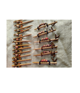 Pinza para el pelo de madera premium hecha a mano con textura de grano natural para peinados étnicos y modernos - Product Image 2