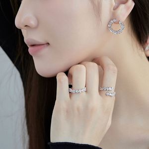 Bague ouverte DYLAM en argent S925 plaqué rhodium, non ternissable, avec zircone cubique 5A, design géométrique torsadé, pour usage quotidien - Product Image 5