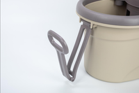 Outil 2-en-1 avec raclette en silicone intégrée pour un essorage rapide de l'eau et un nettoyage en profondeur des salles de bain, cuisines et sols