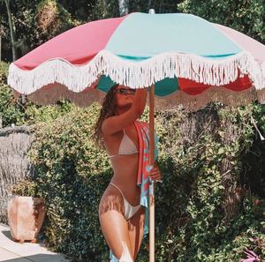 Parasol <span class=keywords><strong>de</strong></span> plage personnalisé en gros <span class=keywords><strong>avec</strong></span> motif imprimé, parapluie OEM à bord festonné <span class=keywords><strong>avec</strong></span> pompons, auvent robuste anti-UV50+ pour complexe hôtelier - Product Image 5