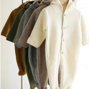 Combinaison bébé surdimensionnée <span class=keywords><strong>en</strong></span> <span class=keywords><strong>laine</strong></span> mérinos personnalisée, certifiée RWS OEKO-TEX, combinaison chaude d'hiver à capuche pour nourrisson, <span class=keywords><strong>tenue</strong></span> d'extérieur <span class=keywords><strong>en</strong></span> <span class=keywords><strong>laine</strong></span> bouillie pour tout-petit - Product Image 1