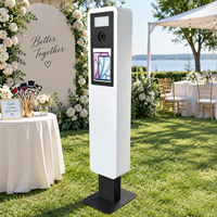 Photomaton de luxe sur pied pour iPad avec station de selfie et appareil photo pour cérémonies de mariage et événements en plein air.