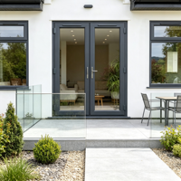 Porte intérieure en verre double vitrage transparent avec cadre en aluminium, fournie par l'usine HUACAI, pour entrée de maison ou hall.