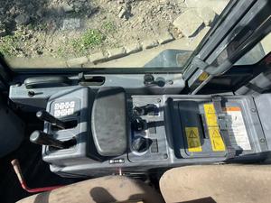 Cargadora de Ruedas Komatsu WA320 Usada y Confiable con Cucharón de 2.5m³ para Movimiento de Tierras y Carga de Materiales Pesados - Product Image 5