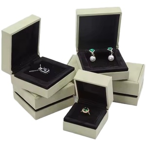 Boîte à bijoux rectangulaire personnalisée en velours vert, luxueuse, élégante, avec emballage complet en daim et logo OEM de marque - Product Image 1