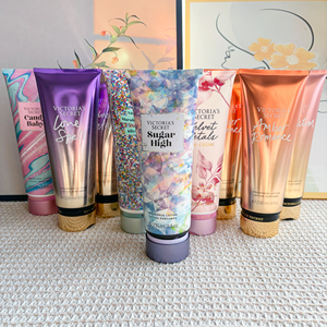 Vente en gros de lotion <span class=keywords><strong>pour</strong></span> le corps <span class=keywords><strong>Victoria</strong></span> Perfume 236 ml, crème <span class=keywords><strong>pour</strong></span> le corps, brume <span class=keywords><strong>parfum</strong></span>ée, lotion <span class=keywords><strong>pour</strong></span> le corps <span class=keywords><strong>Victoria</strong></span> <span class=keywords><strong>Secret</strong></span>, <span class=keywords><strong>parfum</strong></span> <span class=keywords><strong>pour</strong></span> femmes - Product Image 1