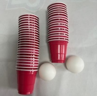 Gobelets de fête rouges jetables mini PS 2 oz - Paquet de 50 avec 4 boules