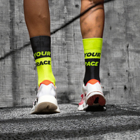 Chaussettes de course à compression à coussin épais pour hommes, grande taille, hauteur mi-mollet, avec logo personnalisé, design bicolore pour le cyclisme et le sport, idéales pour l'automne