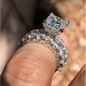 Anello con Diamante Taglio Principessa F374 in Oro Bianco, Colore D Naturale, Gioiello da Donna per Fidanzamento - Product Image 2