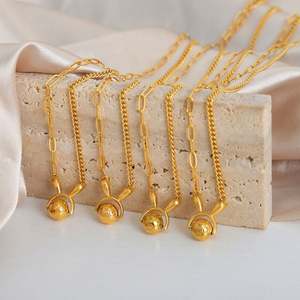 Collar con Colgante de Acero Inoxidable Dorado con Diseño de Oreja de Conejo de Fútbol, de Alta Gama, Simple y Personalizado, para Aniversario - Product Image 1