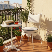 Chaise de salle à manger moderne empilable en fer forgé blanc ondulé avec jupe festonnée et coussin à passepoil, pliable et durable pour hôtels et écoles