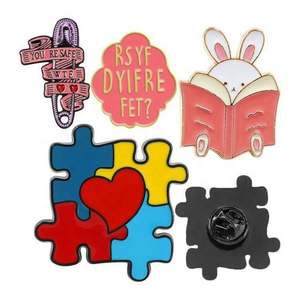 Badges émaillés souples personnalisés par le fabricant, épingles à revers en émail souple motif papillon et plante - Product Image 6