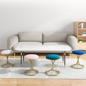 Tabouret de dressing rond tendance pour chambre à coucher, siège en velours doux, structure en métal doré, tabouret de décoration pour la maison avec coussin confortable - Product Image 3