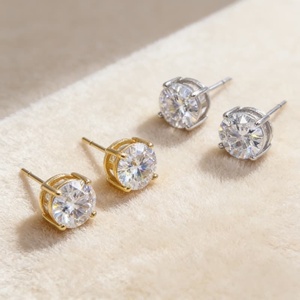 Boucles d'oreilles clous en argent sterling 925 au design classique, avec diamant moissanite certifié GRA et fermoir à vis - Product Image 5