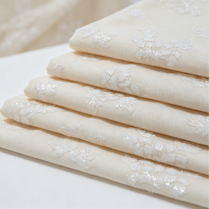 Tela Crema con Textura de Lino Decorada con <span class=keywords><strong>Bordado</strong></span> de Lentejuelas Florales Botánicas Dispersas, Suave y Lujosa para Mujeres y Niñas - Product Image 4
