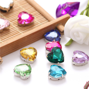 Venta al por mayor de accesorios de joyería DIY con diamantes de cristal en forma de corazón y diamantes de cuatro puntas en forma de corazón. - Product Image 2