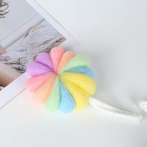 Bola de baño exfoliante de 60g con red de malla PE Bola de ducha de flores para uso de jabón Accesorio de baño - Product Image 5