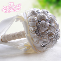La mariée tient des fleurs avec des diamants pleins Holding Wedding strass brillants Bouquets de fleurs Bridal