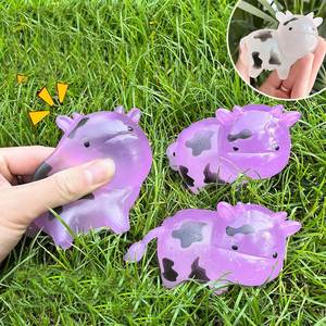 ลูกบอลบีบแกะสลักรูปวัว TPR นุ่มพิเศษ เปลี่ยนสีได้ ของเล่นบีบคลายเครียด พกพาสะดวก ของขวัญสร้างสรรค์สำหรับทุกวัย ช่วยลดความเครียด - Product Image 1