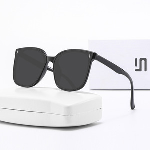 Lunettes de soleil Lululemon, monture noire en PC, verres TAC, protection UV400, design carré unisexe, avec étui - Product Image 1