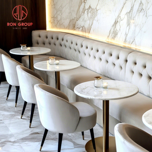 Meubles de restaurant de luxe, tables rondes en marbre, supports en métal doré et fauteuils en velours crème pour café et salle à manger - Product Image 1